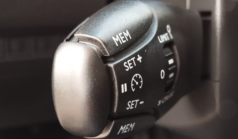 Peugeot e-2008 completo