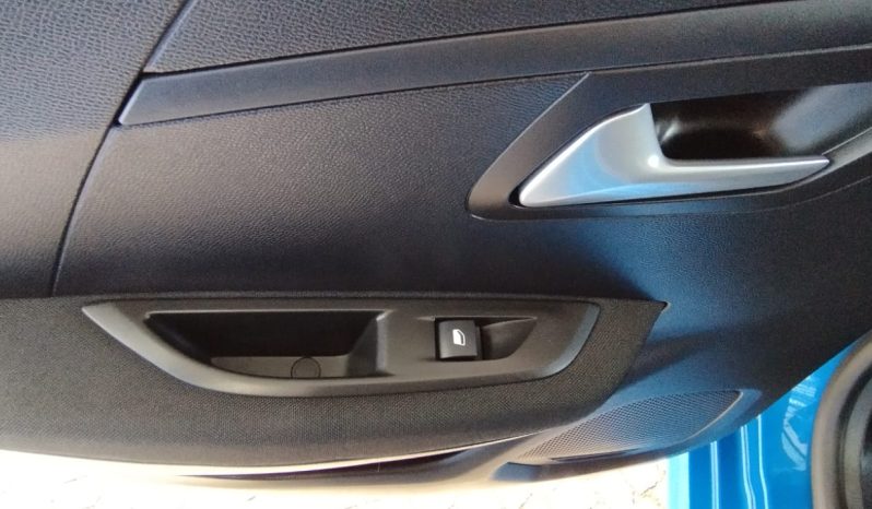 Peugeot e-208 completo