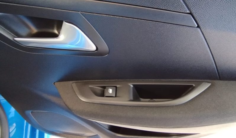 Peugeot e-208 completo