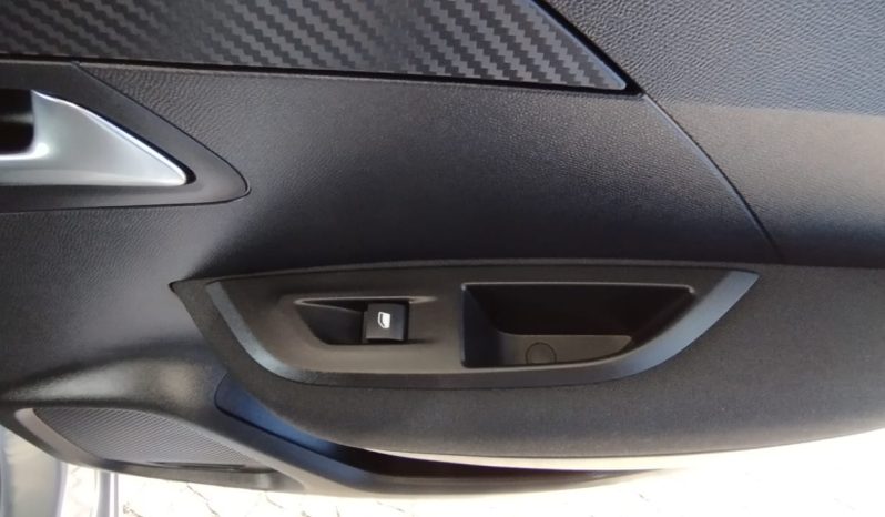 Peugeot e-2008 completo