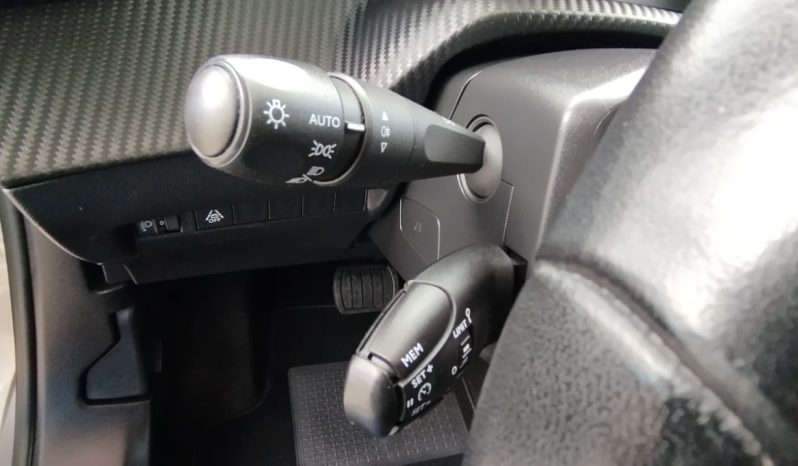 Peugeot e-2008 completo