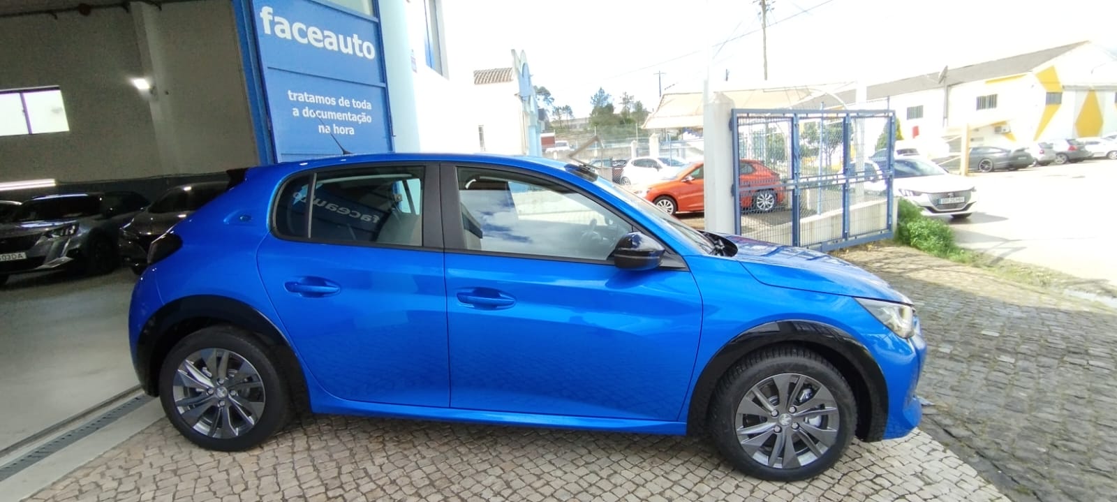 Peugeot e-208