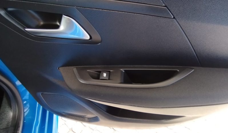 Peugeot e-208 completo