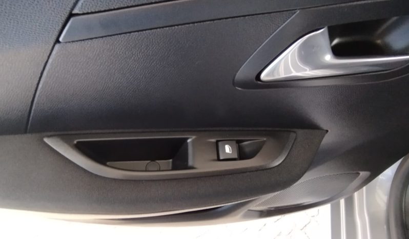 Peugeot e-208 completo