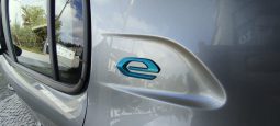 Peugeot e-208 completo