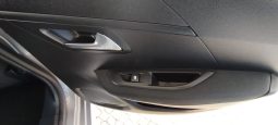 Peugeot e-208 completo